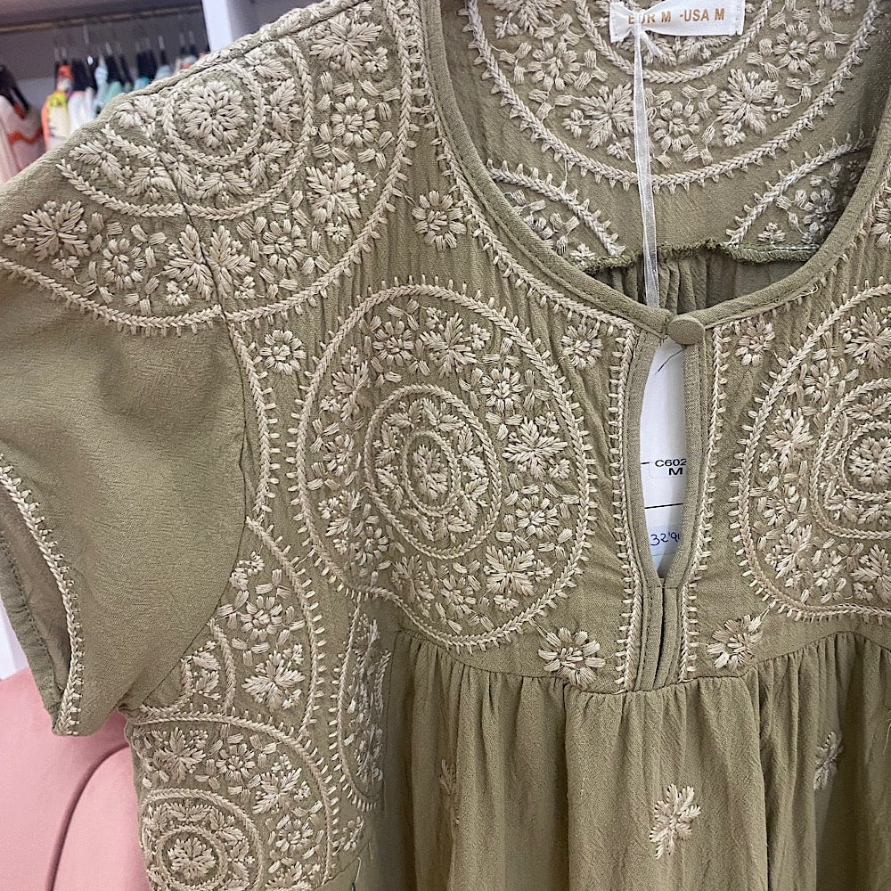 C6022 VESTIDO BORDADO VERDE