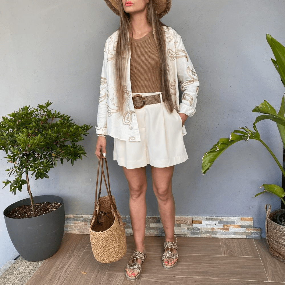 SHORT CON PINZAS Y CINTO