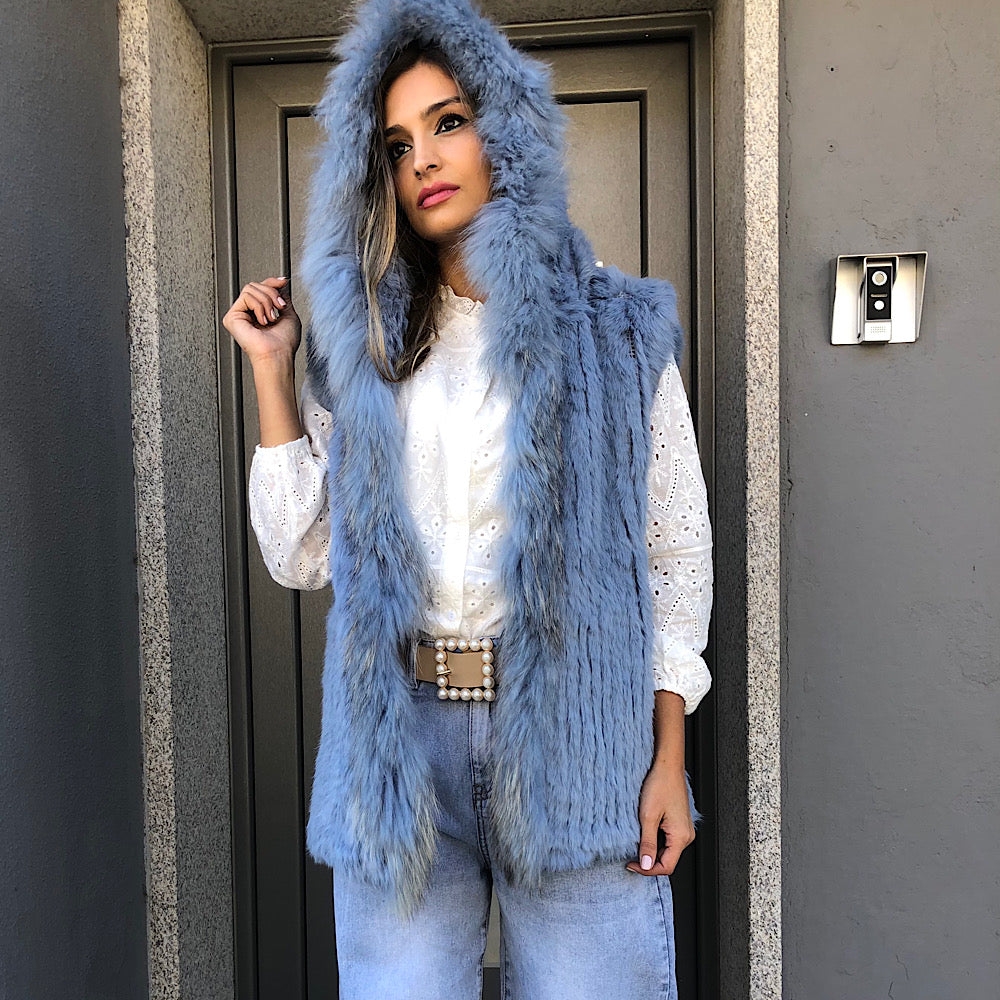 KIARA CHALECO DE PELO CON CAPUCHA